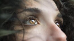 How to make your eyes look bigger without makeup