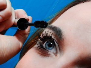 Beginner Eyeshadow Step by Step Guide: Mascara