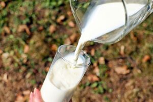 How to Make Your Eyes Look Brighter Without Makeup - Milk