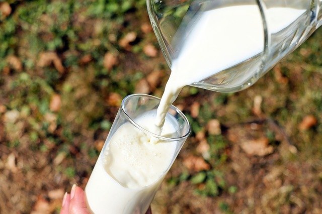 How to Make Your Eyes Look Brighter Without Makeup - Milk