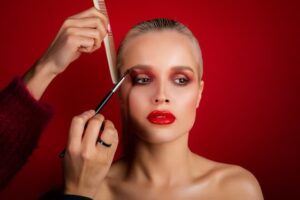 How to make your lips look bigger - make up