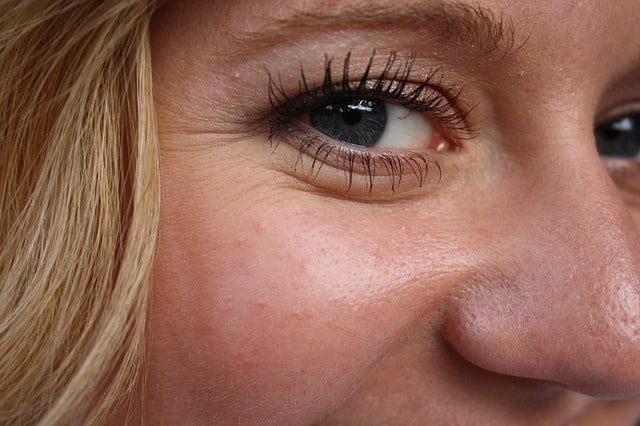 foundation that does not settle into wrinkles - eye