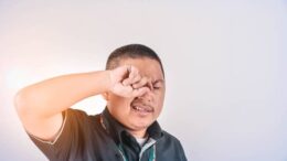 home remedies for itchy eyes - man