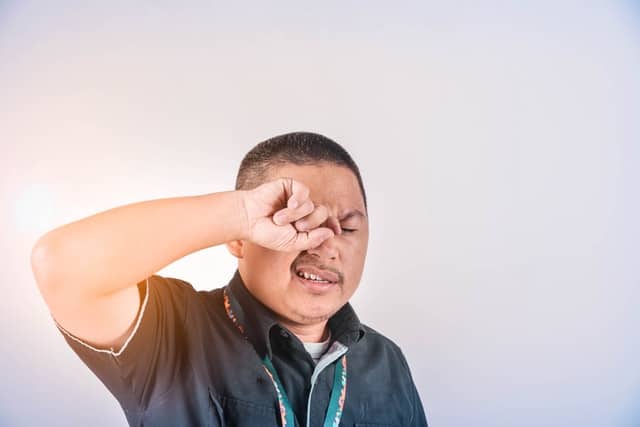 home remedies for itchy eyes - man