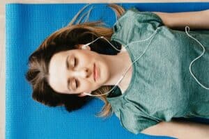 How to gain more energy: By listening to music, you also increase your motivation. how to gain more energy - music