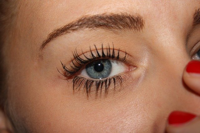 natural remedies for eyelash growth - woman