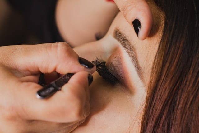 Vaseline makes eyelashes easy to shape