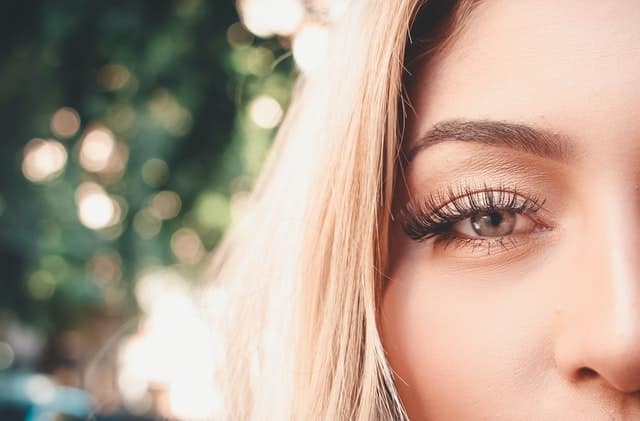 How to curl your eyelashes without a curler