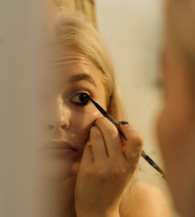 How to put eyeshadow without brush How to put eyeshadow without brush