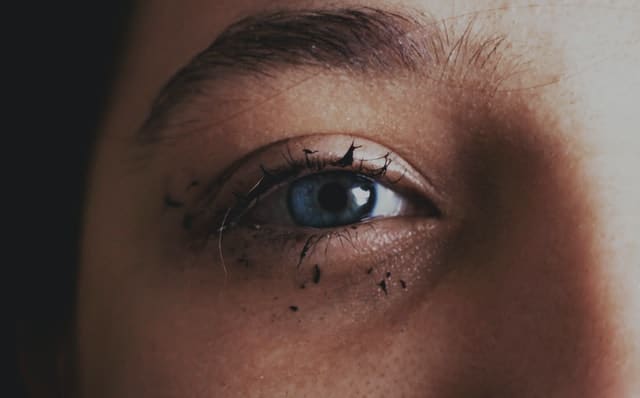 how to not get mascara on your eyelids