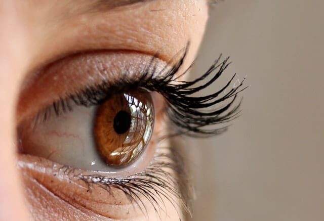 How to curl your eyelashes without a curler