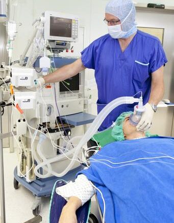how to become an anesthesiologist